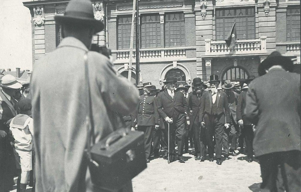 Emile-Basly-devant-la-Maison-syndicale.jpg