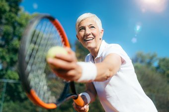 le-tennis-peut-se-jouer-a-tous-les-ages-et-quel-que-soit-son-passe-sportif-cette-activite-physique-constitue-meme-un-outil-therapeutique-dans-la-lutte-contre-le-vieillissement-et-les-maladi